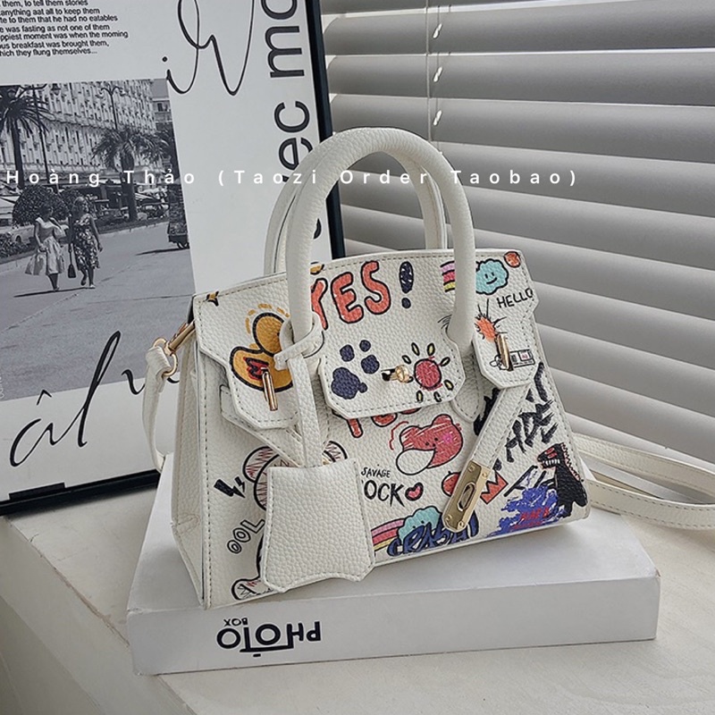 Túi đeo chéo có quai xách in hoạ tiết hoạt hình khoá HM màu mới mùa hè 2022 thời trang nữ hot