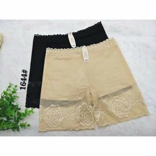 Quần mặc váy ren hoa hồng