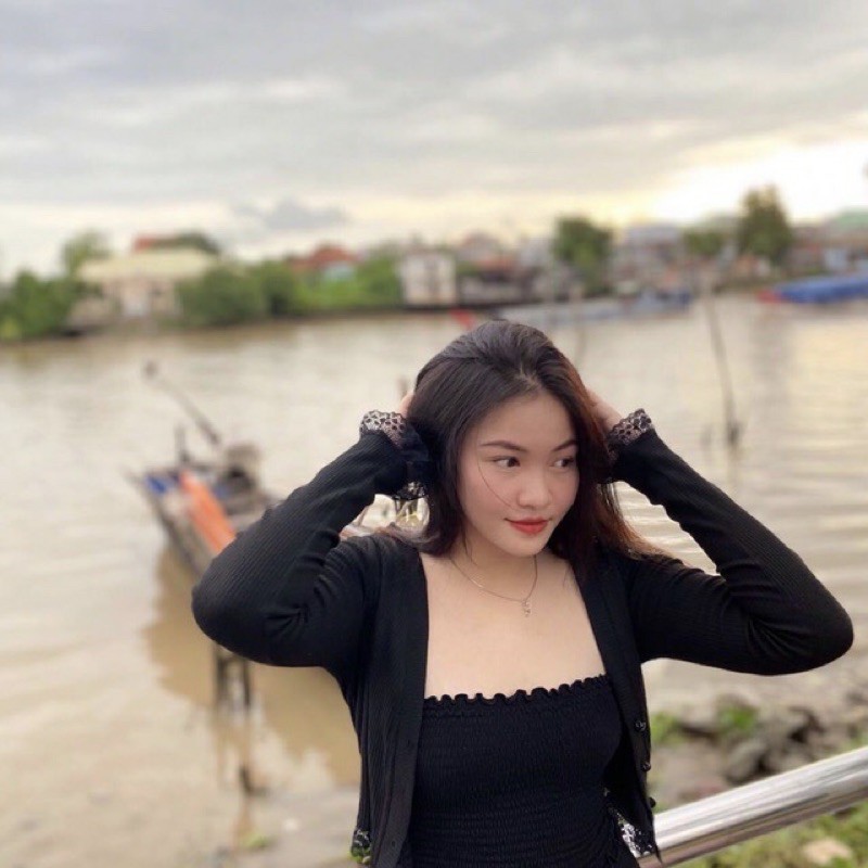 Áo croptop tay dài phối ren