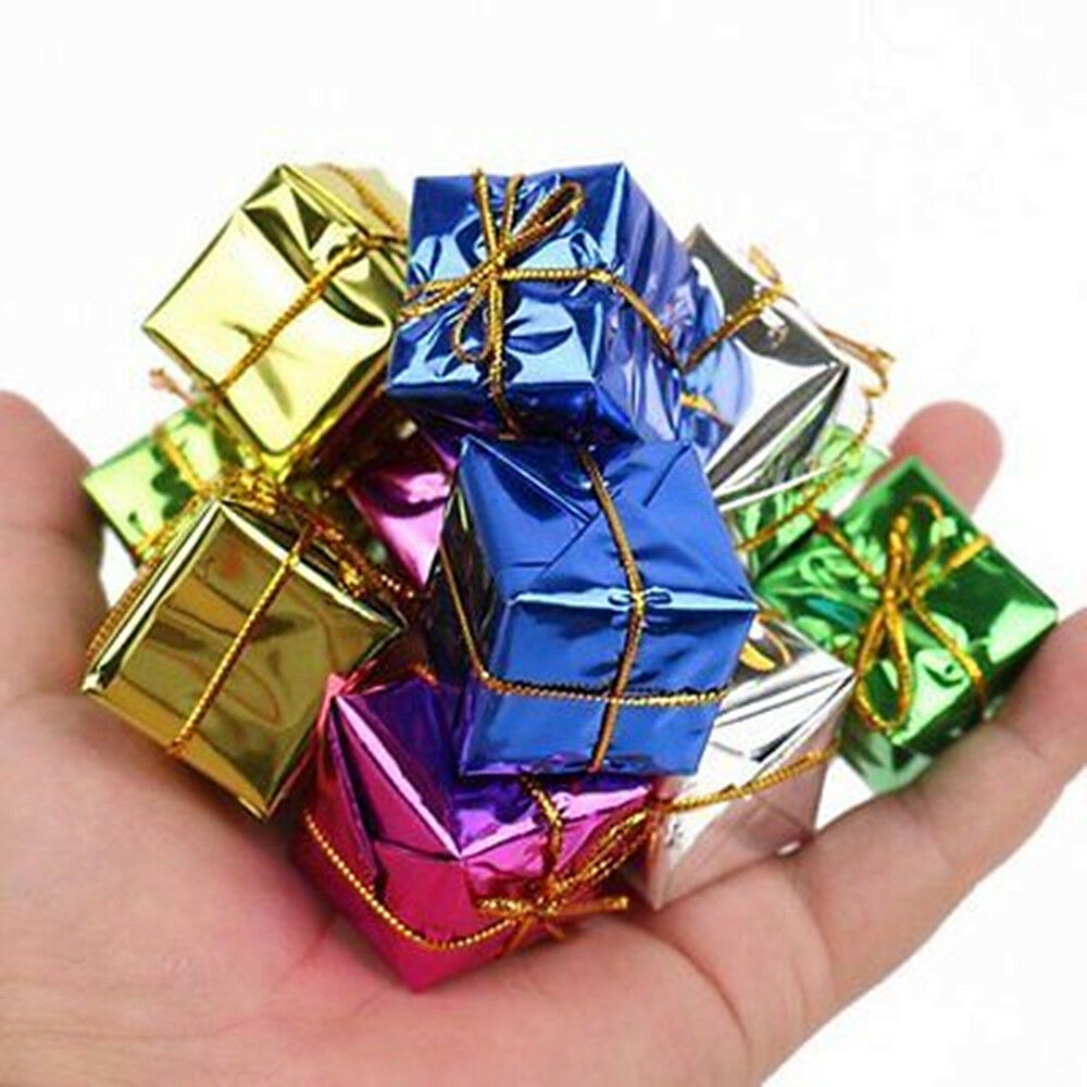 Set 12 hộp quà Giáng Sinh hình vuông màu laser phụ kiện treo trang trí cho cây noel/tô điểm cho ngôi nhà