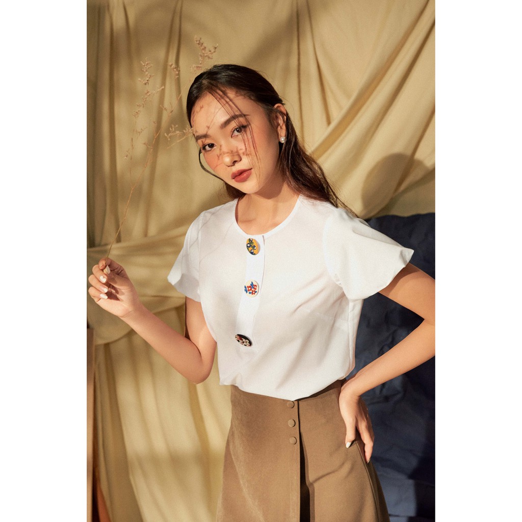 Áo Top trắng trang trí khuy bọc thêu 0AO2092 ADORE DRESS | BigBuy360 - bigbuy360.vn
