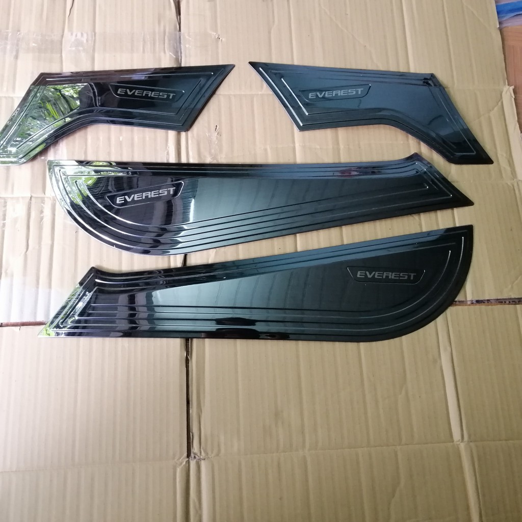 Bộ ốp Tapli Cánh Cửa Titan cho xe Ford Everest các form 2018 đến 2021