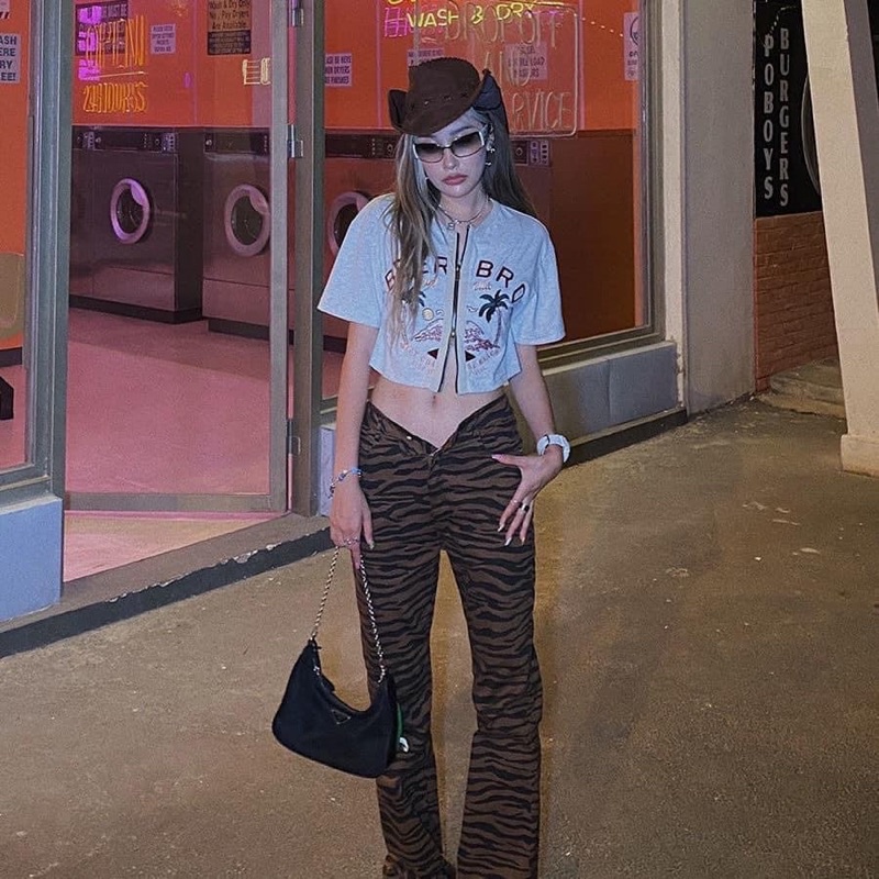 ÁO CROPTOP KHOÁ KÉO HOẠ TIẾT THÊU CÁ TÍNH