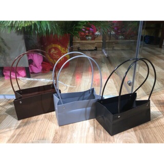 Giỏ quai nhựa cắm hoa. New