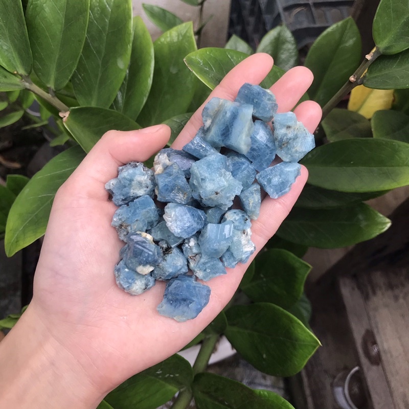 Vòng tay phong thuỷ viên đá xanh dương Aquamarine đan macrame dây điều chỉnh dài ngắn