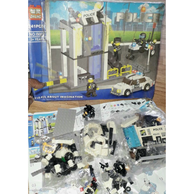 Lắp ráp 1 hộp LeGo_City Xe thang hoặc Trạm Giao thông có nhiều chi tiết bằng nhựa
