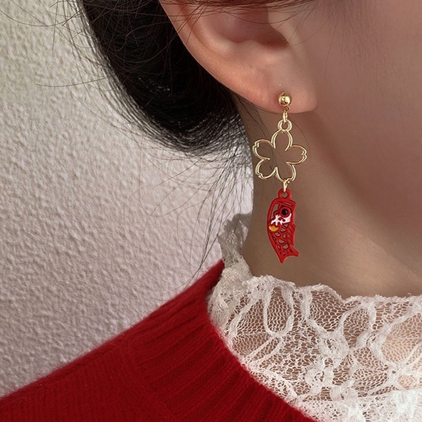 Khuyên tai đính quả bông màu đỏ phong cách giáng sinh