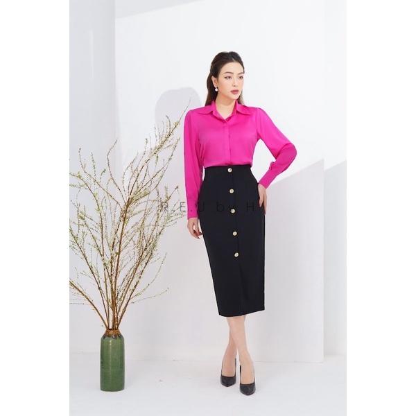 Áo lụa đính cúc vàng