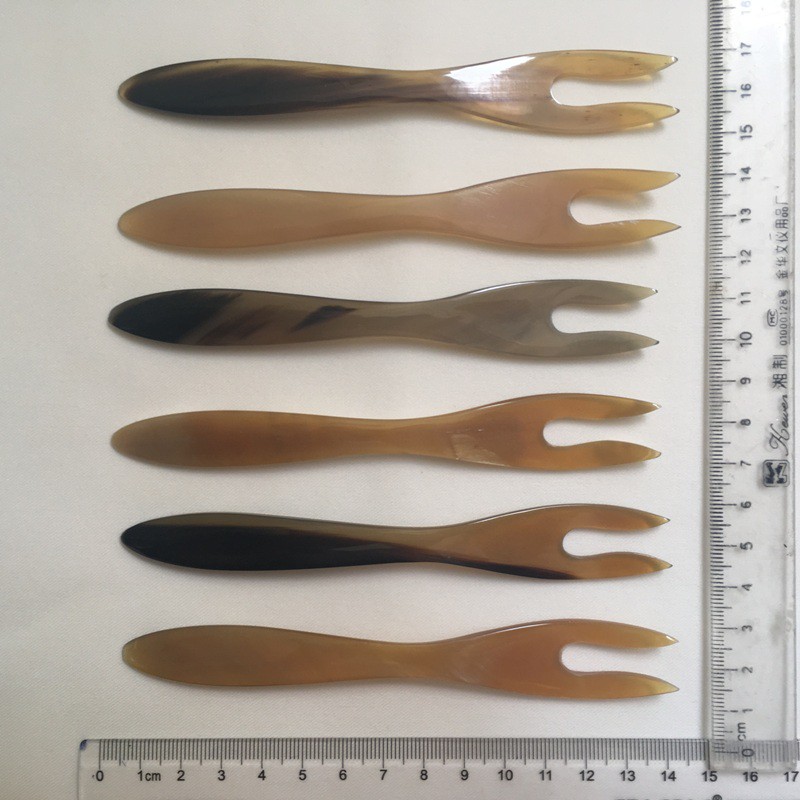 Dĩa ăn hoa quả sừng trâu cao cấp (DS02: 01 chiếc màu tự nhiên 2 răng)