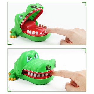 Đồ chơi cá sấu, cá mập, chó bull, khủng long cắn tay vui nhộn hên xui tìm người may mắn trong trò chơi