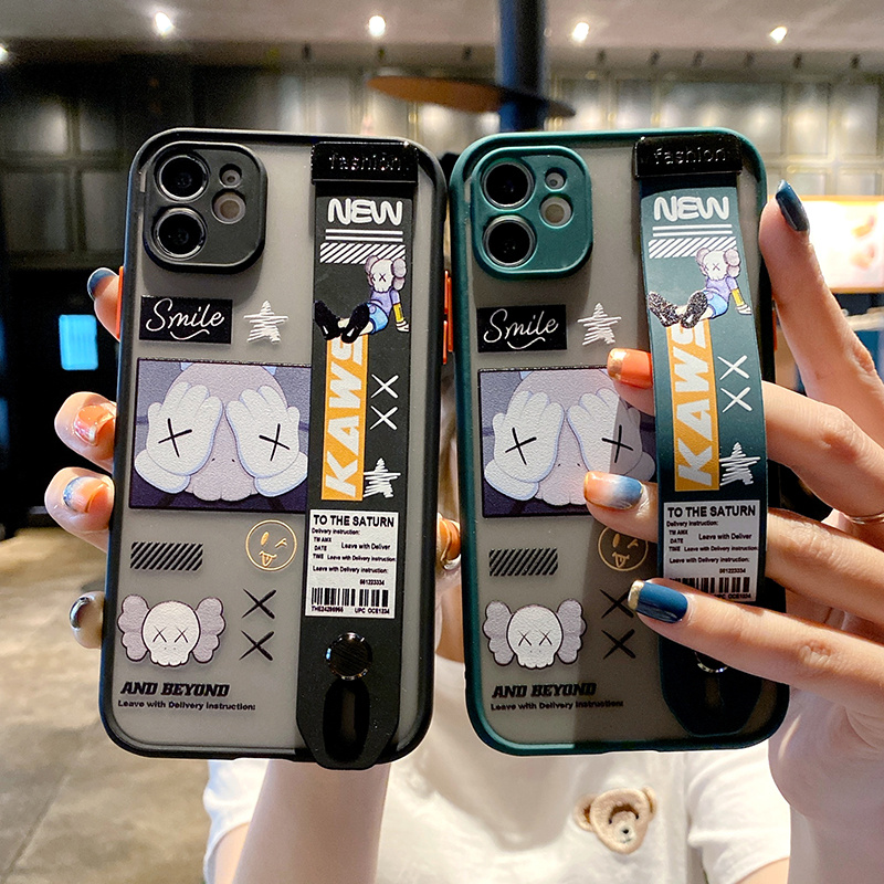 Ốp lưng iPhone 12 điện thoại di động iPhone12 đi kèm với một dây đeo cổ tay chống rơi giá đỡ điện thoại di động có thể thay đổi được sơn mờ trong mờ Bao da điện thoại di động sơn nổi hợp thời trang thương hiệu kaws bearbrick iPhone 11 Pro Max XR X XS