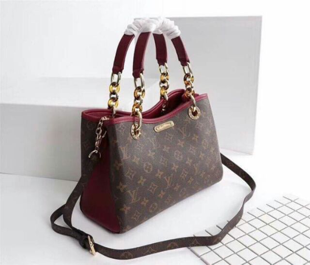 Lv vip size 30
-Da thật không pha
-Kèm hộp nam châm vip
-4 màu: đen, đỏ, nâu, vân rắn.
- Mã: MME0CT