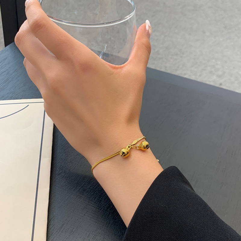 Vòng Đeo Tay Bằng Thép Titan Mạ Vàng 18K Phong Cách Retro Thời Trang Dễ Phối Đồ