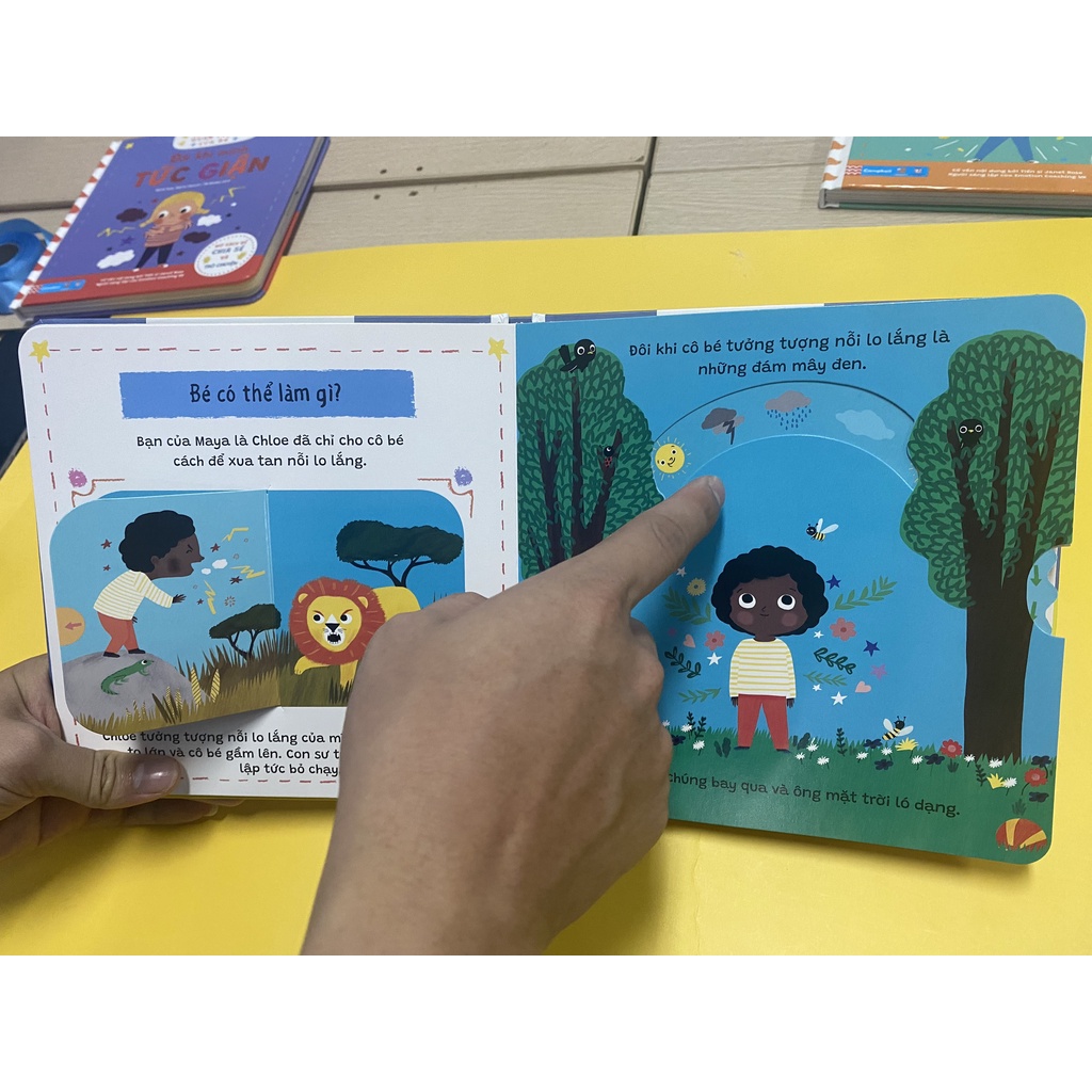 Sách lật mở chuyển động - Những cảm xúc nhỏ quan trọng của bé - Đôi khi mình lo lắng (0 - 6 tuổi) - TNBooks
