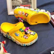 Dép sục  Cross màu vàng đế vảy sơn đủ size 35 đến 42 cho nam và nữ, tặng 12 sticker gắn dép kèm hộp