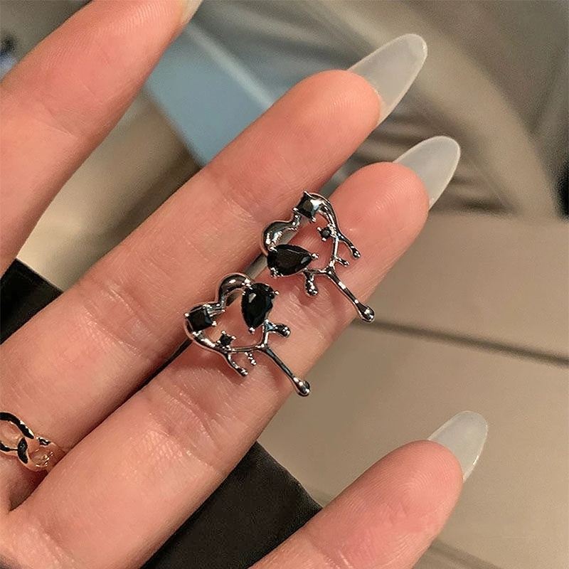 Bông Tai Xỏ Lỗ Hình Trái Tim Bằng Kim Loại Màu Đen Phong Cách Hip Hop Cổ Điển Dành Cho Cô Dâu/Tiệc Cưới