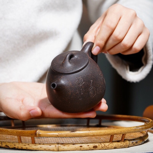 Ấm Tử Sa Thạch Biều cao khắc hoạ tiết Đạt Ma định Thiền 200ml mới 100%