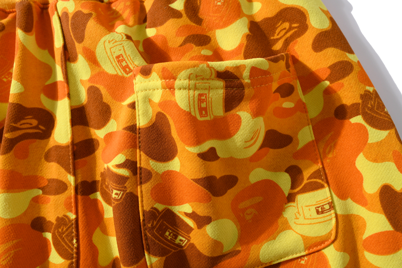 Quần short BAPE x PUBG trang trí họa tiết rằn ri màu cam