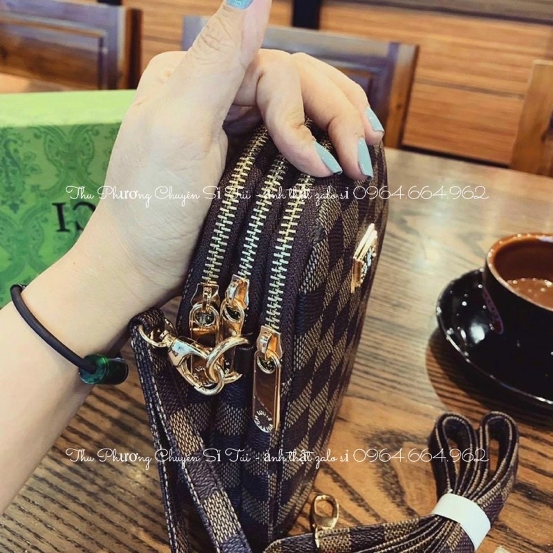 Túi điện thoại 3 ngăn khoá dáng đứng họa tiết eoo vì - gu.cii có dây đeo chéo cùng màu (hàng chuẩn ảnh)