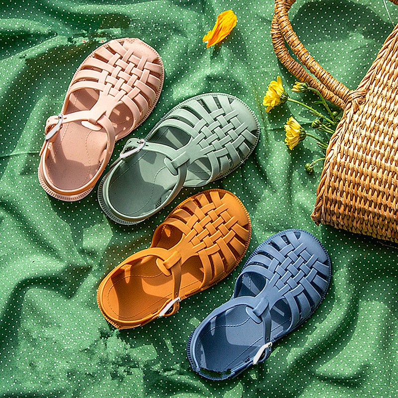 Giày sandal đế phẳng mặt rỗng có khóa gài màu trơn thời trang mùa hè dành cho bé trai và bé gái