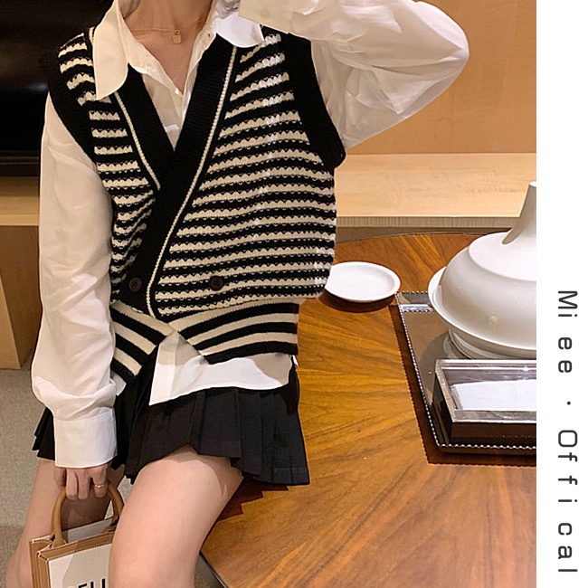 (ORDER) Áo vest len gile họa tiết sọc ngang đen trắng cài khuy vắt chéo bo eo style Hàn Quốc (Hàng_Thu_Đông)