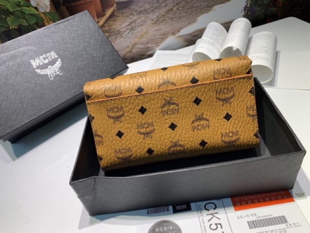 Clutch màu đen , bò