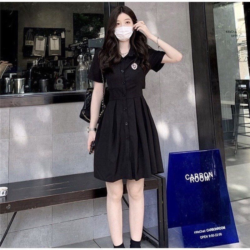 Váy Sơ Mi Logo Thắt Nơ Eo Đầm Nữ Dáng Xòe Chữ A Xếp Ly Nhẹ Hở Lưng Eo Freesize