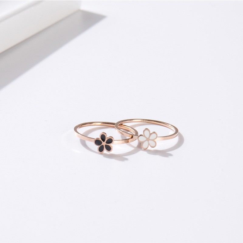 Nhẫn thép titan mạ vàng 18K chống thấm nước chống dị ứng không phai màu hình hoa cúc màu trắng/đen phong cách Hàn Quốc