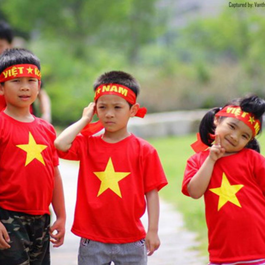 Áo cờ đỏ sao vàng Việt Nam đủ size cho trẻ con và cả người lớn, chất vải cao cấp mặc thoải mái thoáng mát.