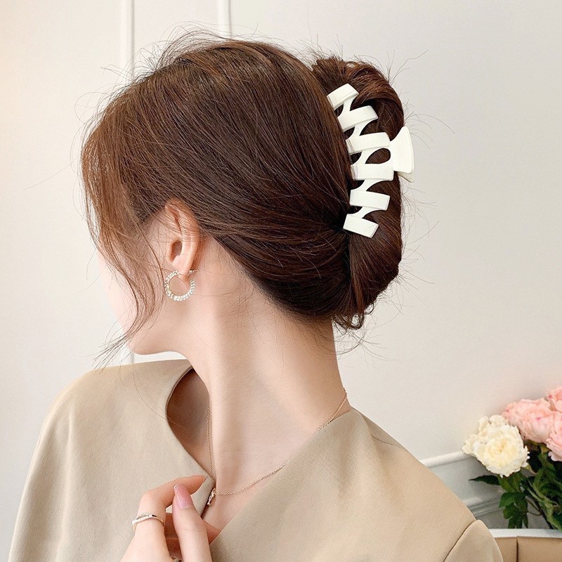 Kẹp tóc lò xo chữ M đan chéo màu thời trang nữ tính K127