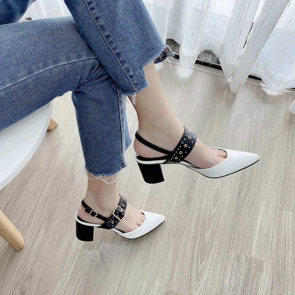 Sandal mũi nhọn quai ngang lỗ đinh 2 màu đen trắng gót trụ - 5P