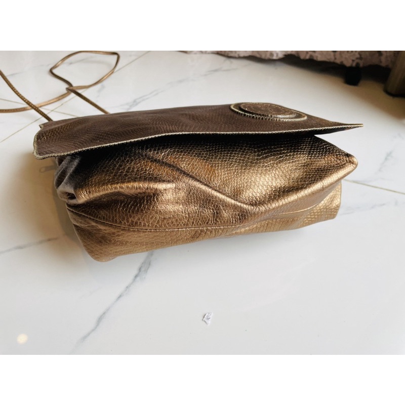 Lc179 Túi si đeo chéo da thật phủ nhũ hiệu Carlos Falchi