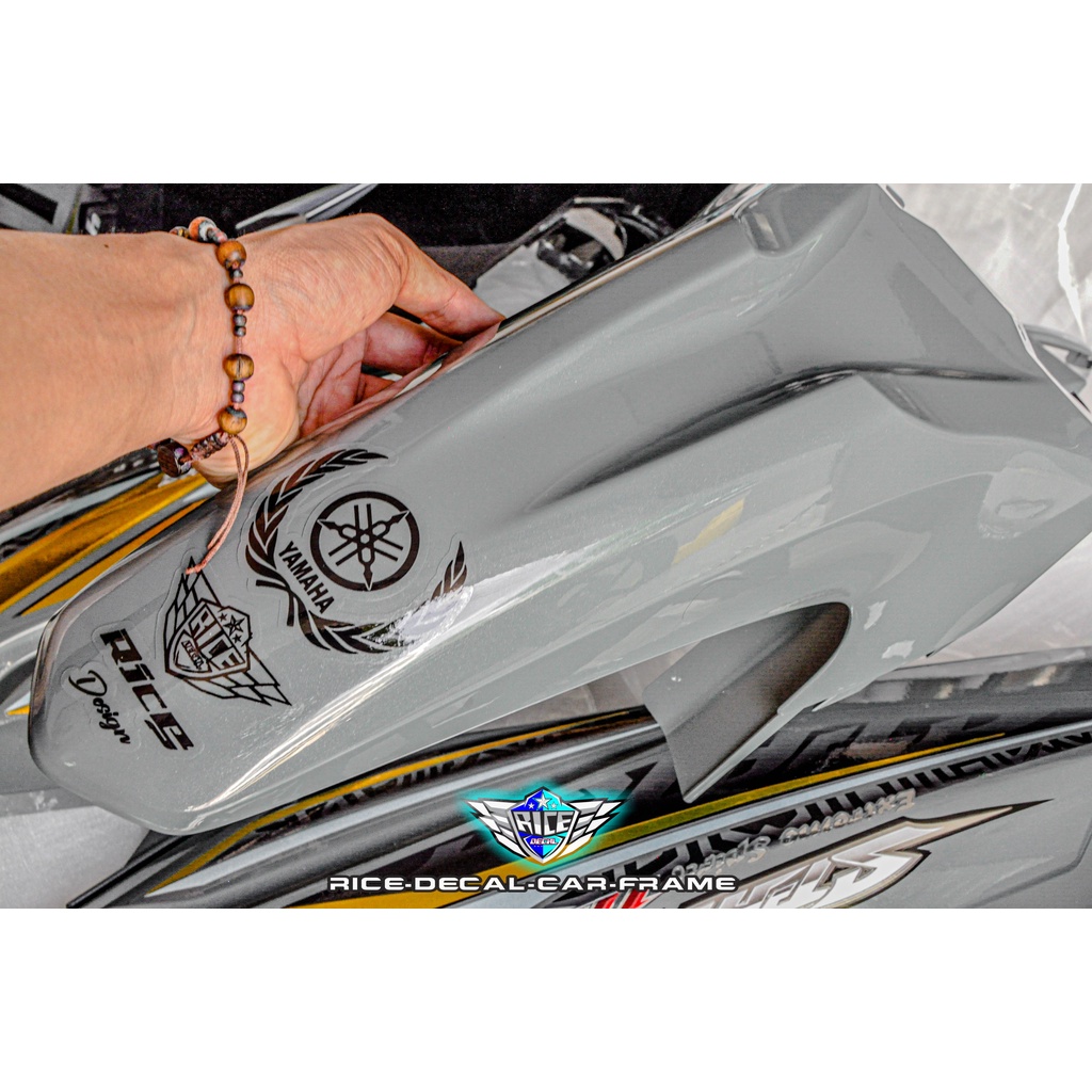 Tem Sirius Trước sau xám xi măng yếm trong đen Cham vuông bóp méo