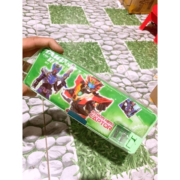 HỘP ĐỰNG BÚT BẰNG NHỰA CÓ 2 NGĂN KÈM 2 GỌT BÚT CHÌ