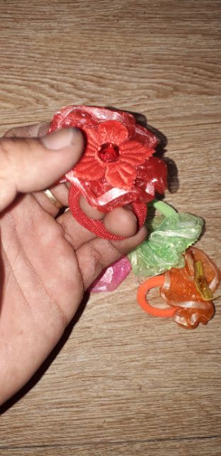 Set 4 cái cột tóc bằng vải có bông hoa rất đẹp
