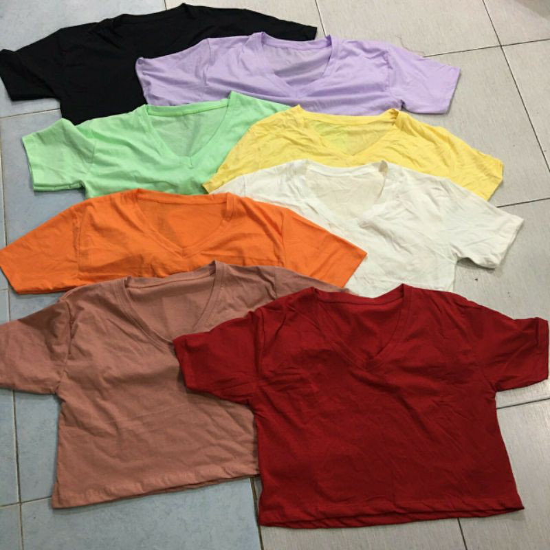 Áo thun croptop cổ tim.