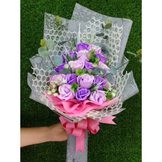 Bó Hoa Hồng Sáp Thơm Hai Màu Tím Giấy Gói Hoạ Tiết San Hô Kết Hợp Lưới Bi Màu Kem_mevabe_loved