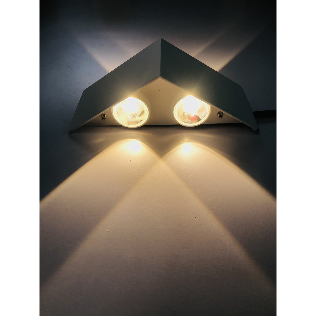 Đèn tường hiện đại hắt 2 đầu 4 tia hình chóp tam giác RA22T chống nước ánh sáng vàng