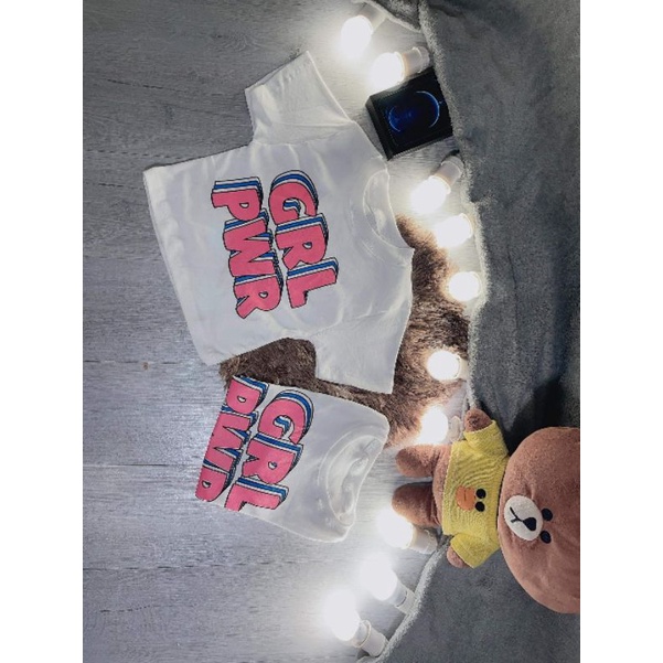 Áo croptop in chữ màu hồng xinh