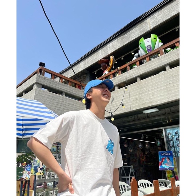 Áo trắng logo xanh