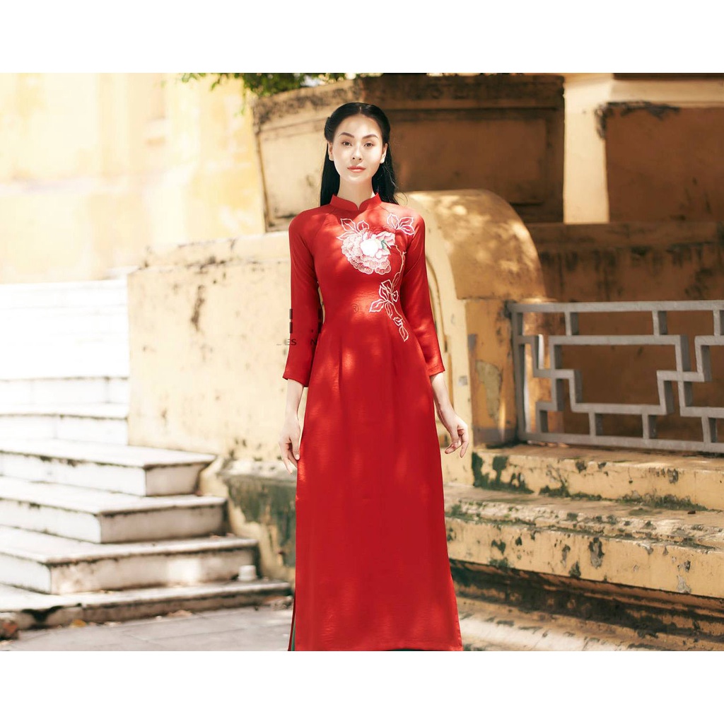 Áo dài Đỏ thêu hoạ tiết thiết kế sang đẹp, hoa văn trẻ. Lụa tô châu co giãn, suôn mịn không nhăn nhàu. Áo dài Ngọc Trang