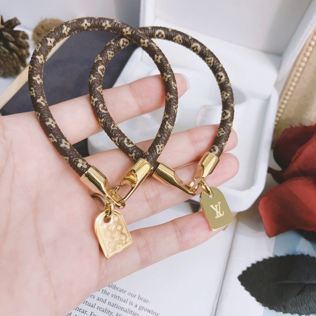 Vòng Tay Louis Vuitton Bằng Thép Titan Họa Tiết Chữ LV Sang Trọng Thời Trang