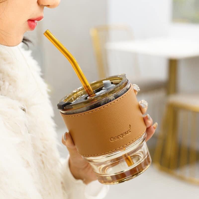 Cốc thủy tinh GorGous bọc da có nắp kèm ống hút - Ly thuỷ tinh GorGous bọc da sang chảnh chống bỏng pha sữa cafe 450ml