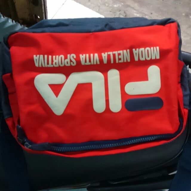 Túi chéo Fila hàng hiệu.