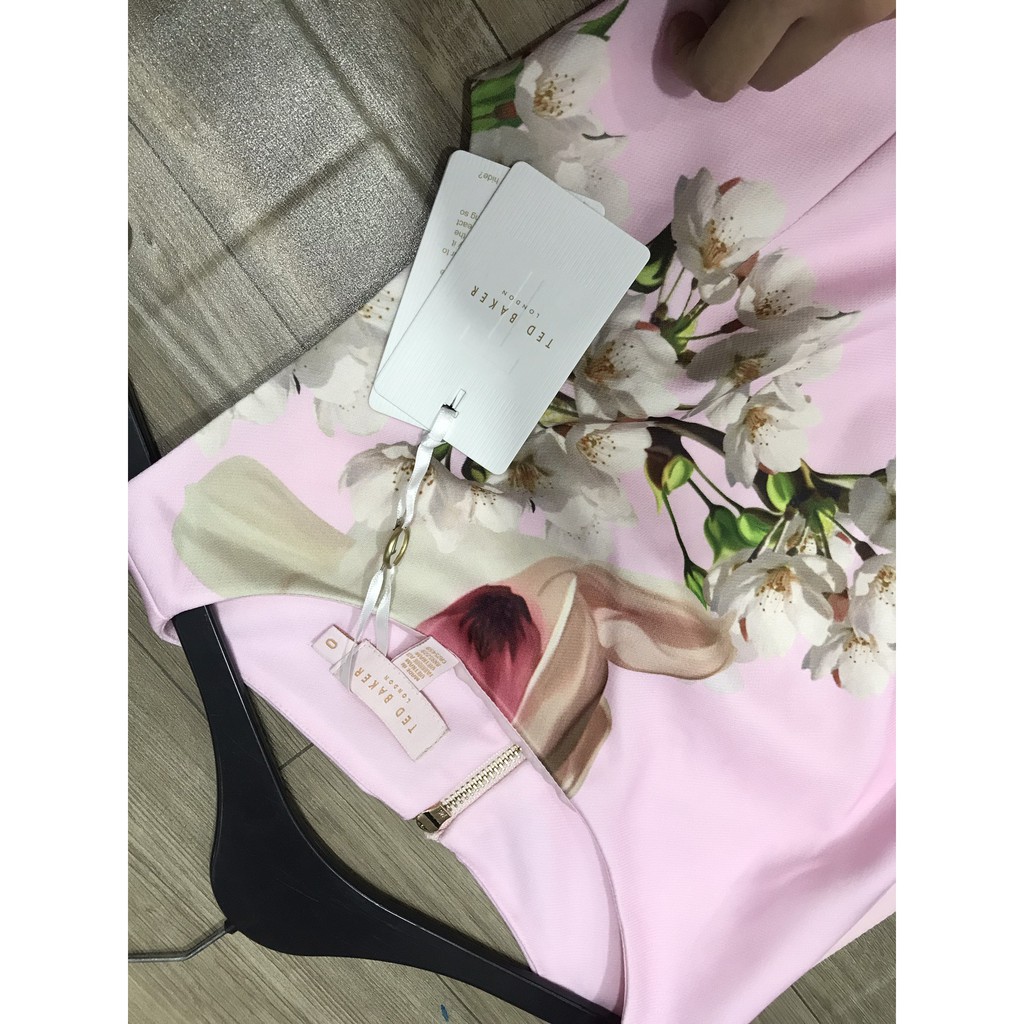 Đầm Ted hoa nền hồng vnxk | BigBuy360 - bigbuy360.vn