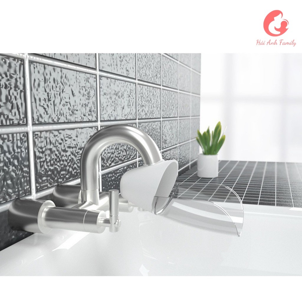 Vòi nước nối dài giúp khuyến khích bé có ý thức rửa tay, tự lập