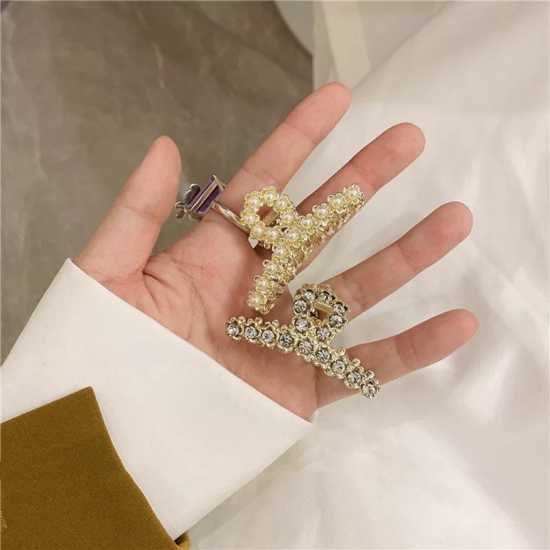 - Kẹp Tóc Nửa Đầu Đính Đá. Hàng cao cấp mạ xi sáng bóng, mướt như sợi cước. BT13473