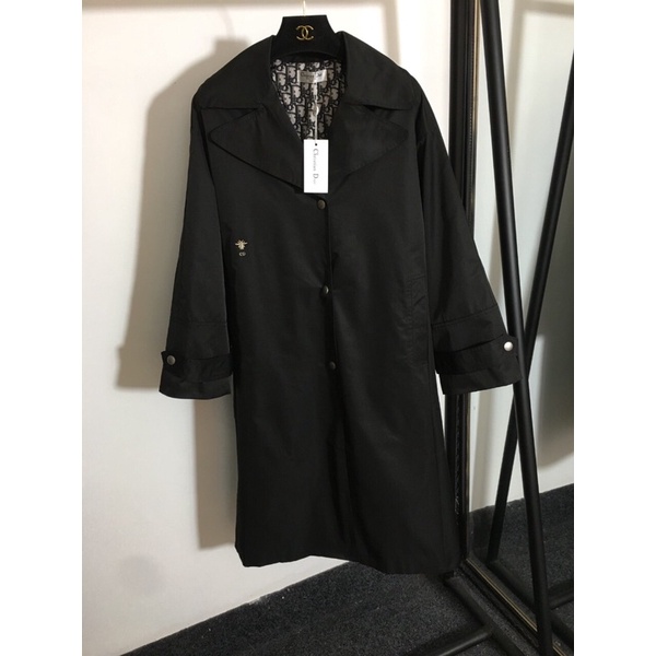 Áo măng tô dáng dài Dior logo thêu con ong nhỏ ngực áo lớn áo khoác gió dài tay rộng rãi bên trong lót in logo hoa văn. | BigBuy360 - bigbuy360.vn