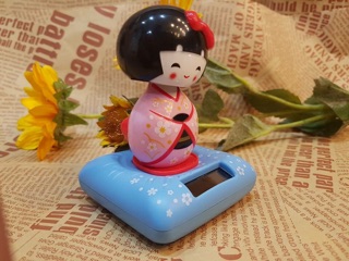 Búp bê kokeshi năng lượng
