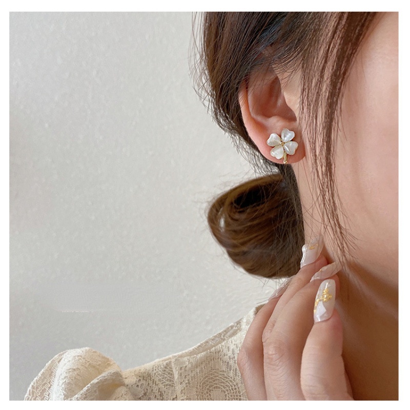 Bông Tai Hình Hoa Bốn Lá Xinh Xắn Dễ Phối Đồ